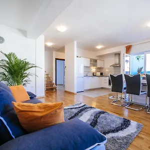 Apartman Rainbow, Zára